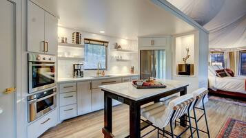 Een koelkast, een magnetron, een koffiezetapparaat/waterkoker