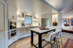 Een koelkast, een magnetron, een koffiezetapparaat/waterkoker