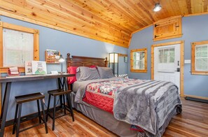 1 bedroom, iron/ironing board, WiFi, bed sheets - Pet-Friendly Cabin in Hocking Hills with Private Hot-Tub Perfect for a Romantic Weekend (Logan)