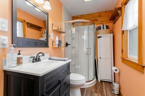 Jetted bath, hair dryer, towels, toilet paper - Pet-Friendly Cabin in Hocking Hills with Private Hot-Tub Perfect for a Romantic Weekend (Logan)