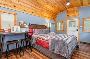 Room - Pet-Friendly Cabin in Hocking Hills with Private Hot-Tub Perfect for a Romantic Weekend (Logan)