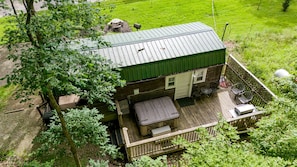 Outdoor dining - Pet-Friendly Cabin in Hocking Hills with Private Hot-Tub Perfect for a Romantic Weekend (Logan)