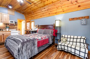 Room - Pet-Friendly Cabin in Hocking Hills with Private Hot-Tub Perfect for a Romantic Weekend (Logan)