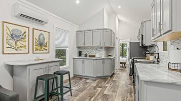 冰箱、微波炉、炉灶、烤面包机