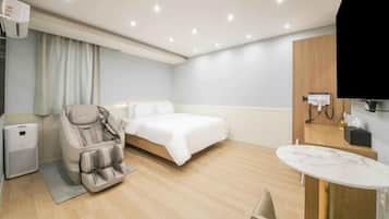 Studio Queen Room | Individually decorated, individually furnished, desk, free WiFi