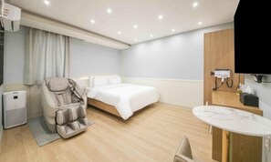Decoración personalizada, muebles diferentes, escritorio y wifi gratis 