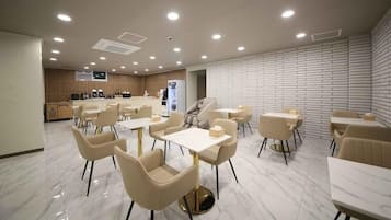 Desayuno de autoservicio incluido todos los días