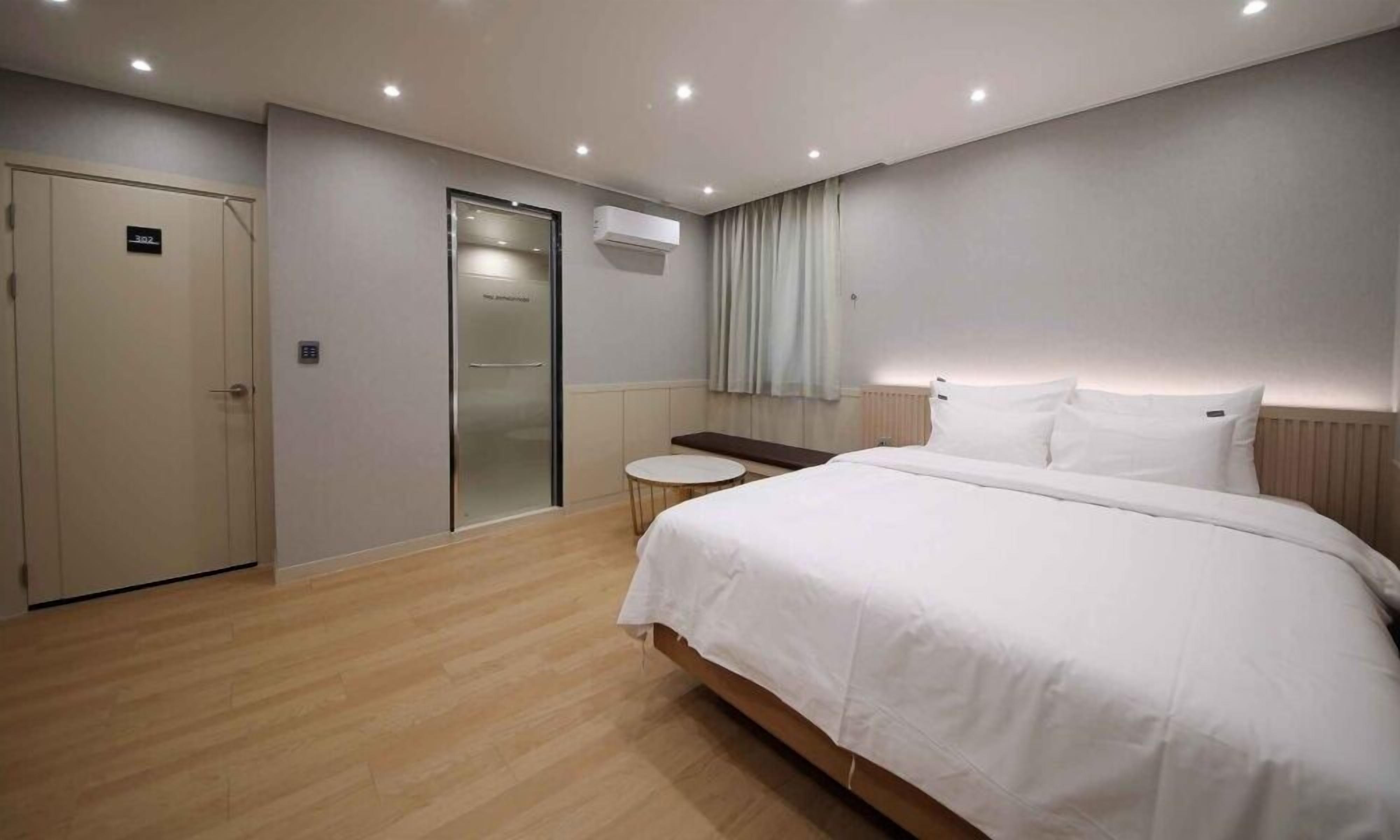 Queen Room with Spa Bath