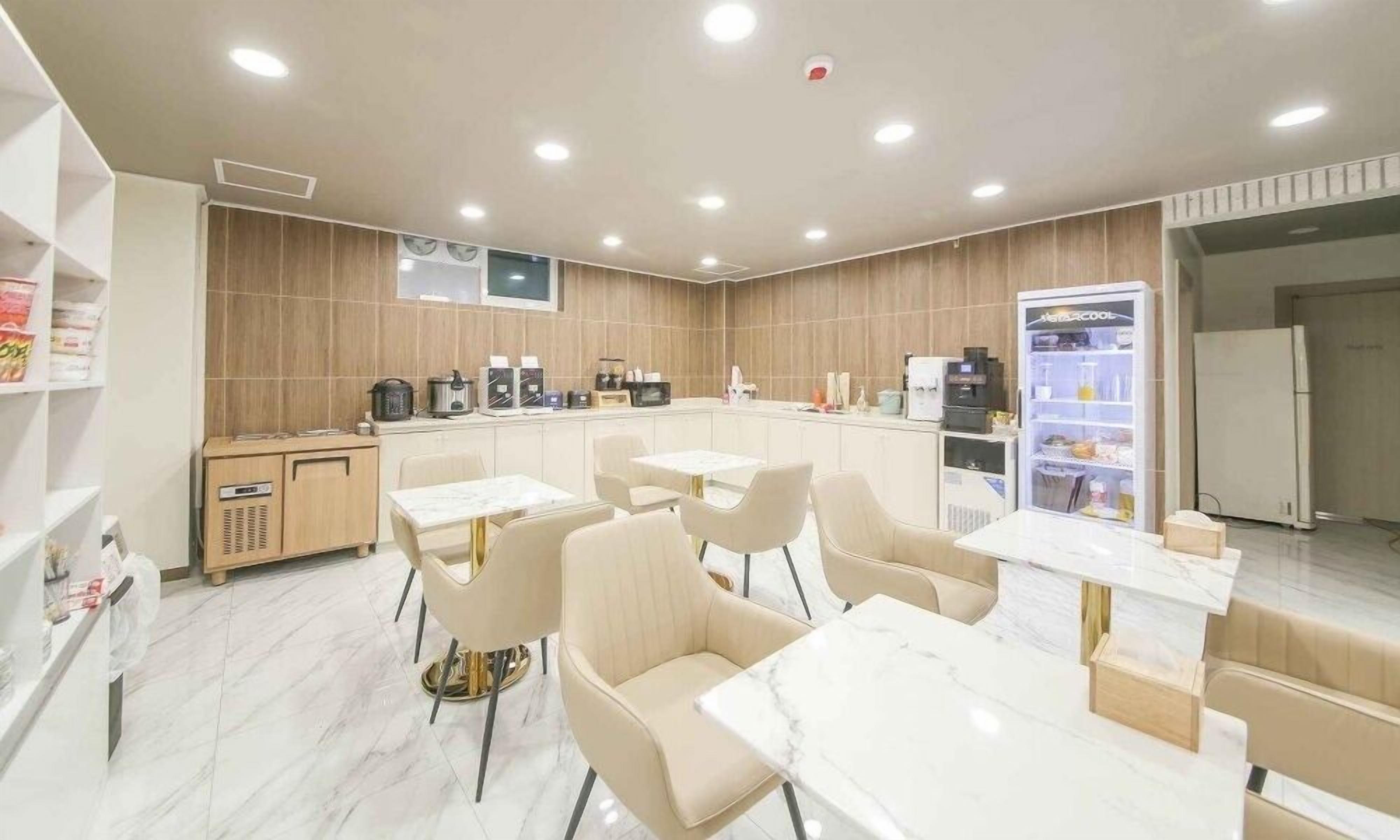 Free daily self-serve breakfast