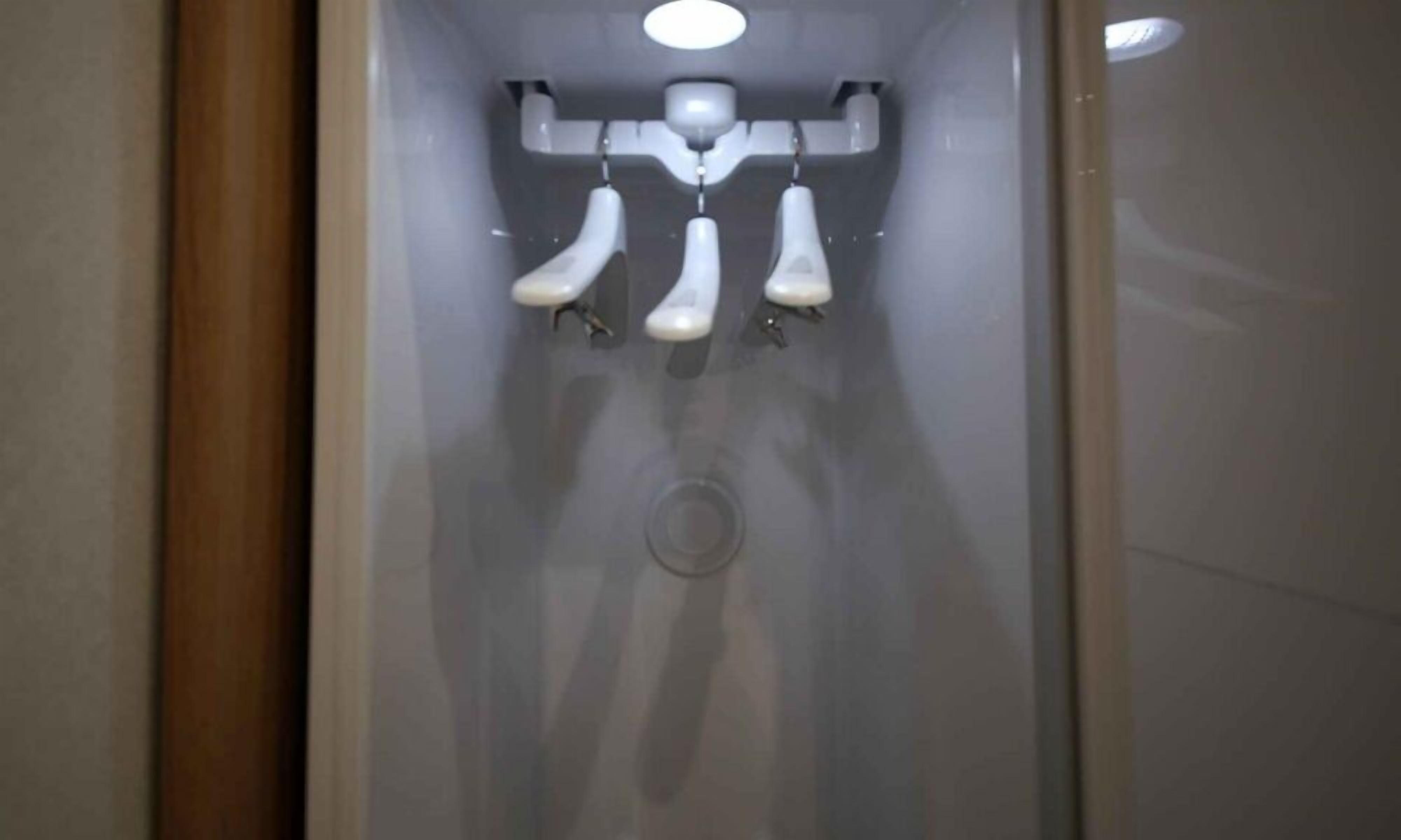 Un baño de diseño moderno, con inodoro, bidé y secamanos.