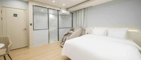 Studio Queen Room | Individually decorated, individually furnished, desk, free WiFi