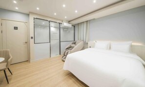 Studio Queen Room | Individually decorated, individually furnished, desk, free WiFi - Hey Jecheon Hotel (Jecheon)