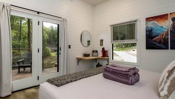 1 bedroom, desk, WiFi, bed sheets