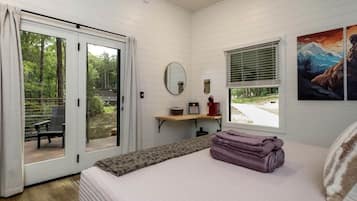 1 bedroom, desk, WiFi, bed sheets