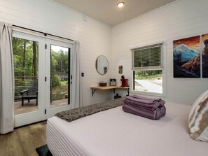 1 bedroom, desk, WiFi, bed sheets - Secluded Invisible Tiny House in Transylvania County, North Carolina (Transylvania County)
