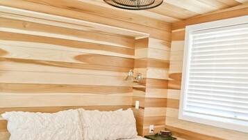 Desk, WiFi, bed sheets