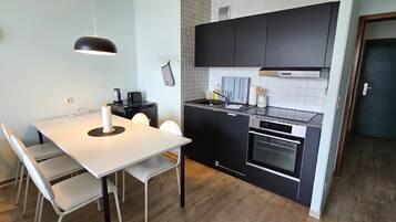 Jääkaappi, mikroaaltouuni, uuni, liesi