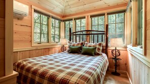 Room - Cozy, Luxury Tree House in Gatlinburg, Tennessee (Gatlinburg)