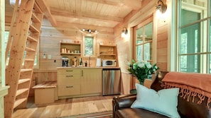 Interior - Cozy, Luxury Tree House in Gatlinburg, Tennessee (Gatlinburg)
