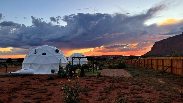 Property grounds - Impressive Secluded Dome with Barbecue and Fire Pit in Kanab, Utah (Kanab)