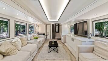 Fernseher, Kamin, Tischtennisplatte, Stereoanlage