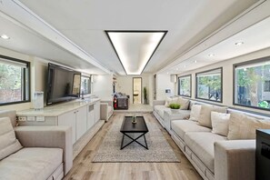 Fernseher, Kamin, Tischtennisplatte, Stereoanlage