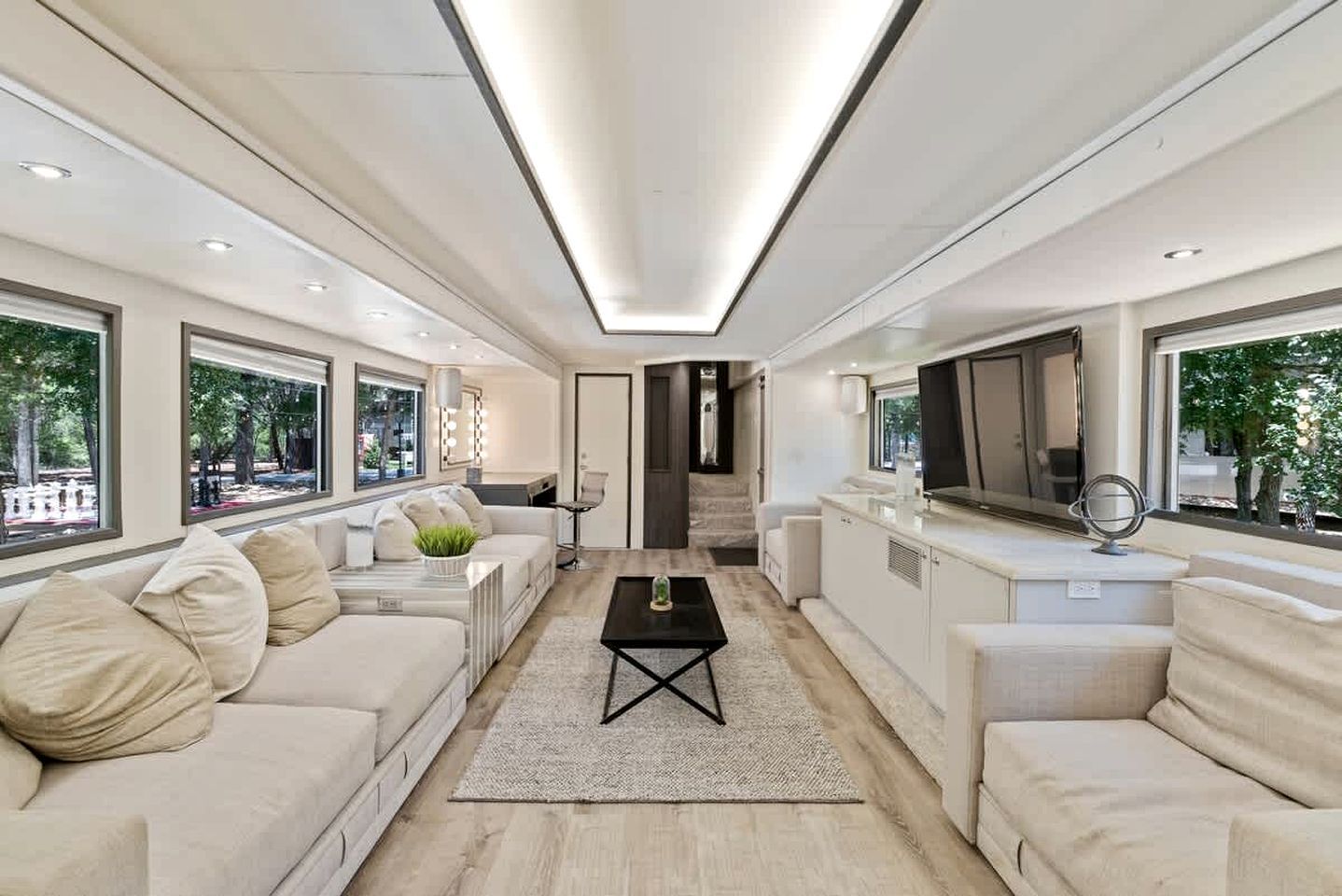 Un intérieur moderne avec un canapé, une table basse et un téléviseur.