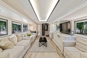 Ein modernes Interieur mit einer Couch, einem Couchtisch und einem Fernseher.