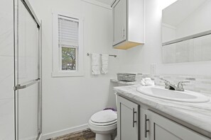 Bathroom - Gorgeous Cabin Incredible for Small Families in Texas (Fredericksburg)