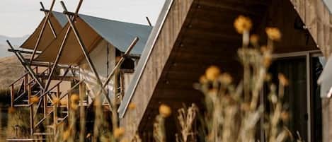 Un edificio moderno con techo triangular y fachada de madera.