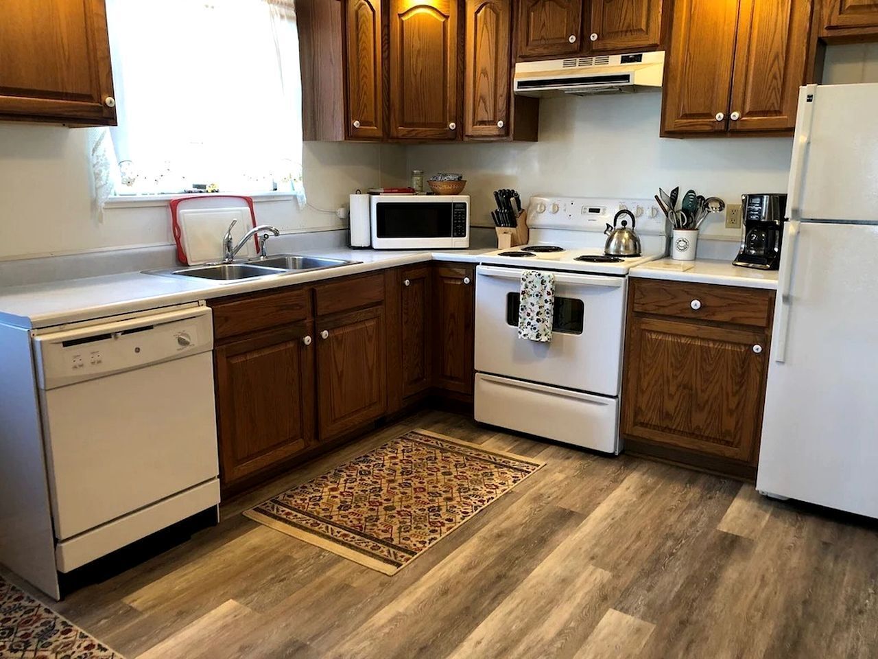 Coffee/tea maker, fridge, microwave, oven