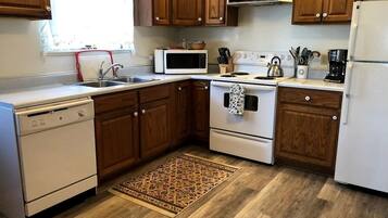 Coffee/tea maker, fridge, microwave, oven