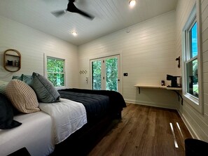 1 bedroom, desk, WiFi, bed sheets - Breathtaking Invisible Tiny House in Transylvania County, North Carolina (Transylvania County)