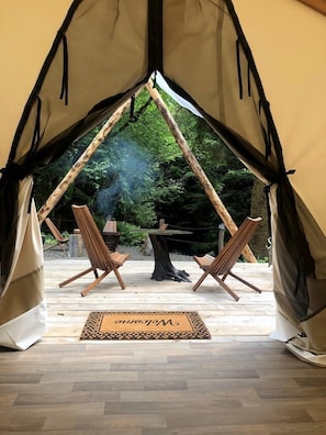 Outdoor dining - Amazing Safari Tent, Perfect for a Relaxing Escape in Nature near Olympic National Park in Washington (Forks)