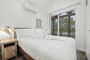 1 bedroom, desk, bed sheets