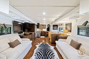 Een televisie, een open haard en een tafeltennistafel