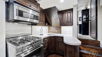 Réfrigérateur, micro-ondes, plaque de cuisson, cafetière/bouilloire