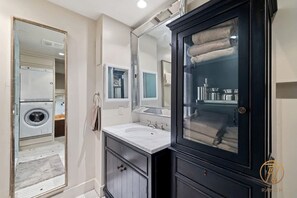 Hair dryer - Vibrant Luxury Villa Oasis near Lake Walter E. Long in Texas (Austin)