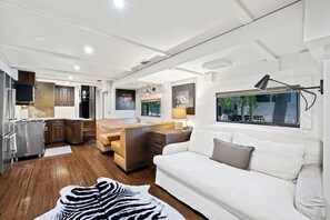 Fernseher, Kamin, Tischtennisplatte