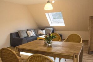 Interior - Apartment 'Kirschblüte' with Mountain View, Shared Garden and Wi-Fi (Oberkirch)