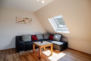 TV, stereo - Apartment 'Kirschblüte' with Mountain View, Shared Garden and Wi-Fi (Oberkirch)