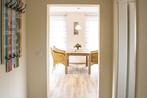 Dining - Apartment 'Kirschblüte' with Mountain View, Shared Garden and Wi-Fi (Oberkirch)