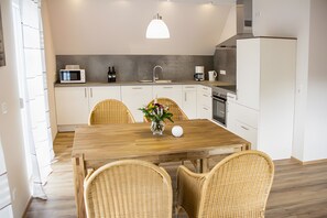 Fridge, microwave, oven, stovetop - Apartment 'Kirschblüte' with Mountain View, Shared Garden and Wi-Fi (Oberkirch)