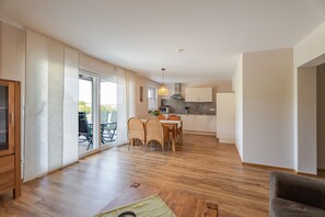 Dining - Apartment 'Ferienwohnung Rebblüte' with Mountain View, Shared Garden and Wi-Fi (Oberkirch)