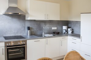 Fridge, microwave, oven, stovetop - Apartment 'Ferienwohnung Rebblüte' with Mountain View, Shared Garden and Wi-Fi (Oberkirch)