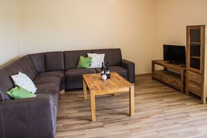 TV, stereo - Apartment 'Ferienwohnung Rebblüte' with Mountain View, Shared Garden and Wi-Fi (Oberkirch)