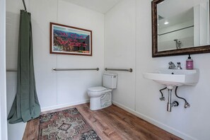 Handtücher, Seife, Shampoo, Toilettenpapier