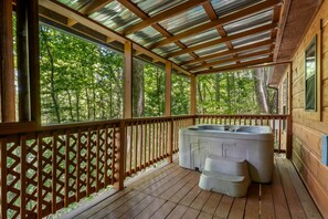 Outdoor spa tub - Serene Wooden Cabin with Hot-Tub and Covered Porch in Sevierville, Tennessee (Sevierville)