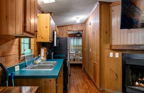 Wasserkocher mit Kaffee-/Teezubehör, Kühlschrank, Mikrowelle, Ofen