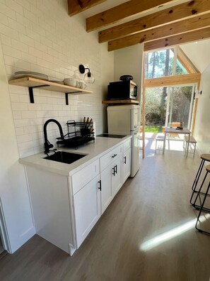 Réfrigérateur, micro-ondes, plaque de cuisson, cafetière/bouilloire